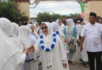 Wakil Bupati Labuhanbatu Hj.Ellya Rosa Siregar S,Pd, MM, didampingi Ketua TP.PKK Kabupaten Labuhanbatu dr.Hj.Maya Hasmita,Sp.OG, MKM, saat turut hadir menyemarakkan perayaan tahun baru Islam I Muharam 1444 H.