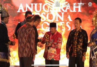 Bupati Agam menerima Anugerah Pesona Indonesia Award 2022 di AAC Dayan Dawod USK Banda Aceh.