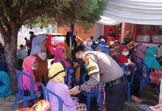 Polsek Pondok Kelapa Giat Pengawalan Penyaluran BSS Kemensos
