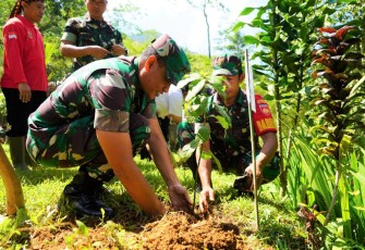 Danrem 071/Wijayakusuma Kolonel Inf Yudha Airlangga, S.E., saat tanam pohon