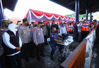 Kapolri Jenderal Listyo Sigit Prabowo saat meninjau pelaksanaan mudik di Terminal Purabaya, Surabaya, Jawa Timur, Rabu (27/4/2022). 