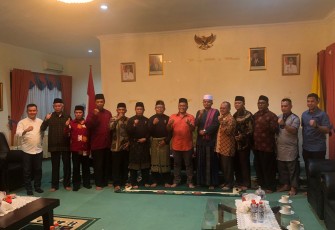Bupati Lingga saat menjamu Komandan Korem 033/WP dengan Temu Ramah Bersama Tokoh Masyarakat