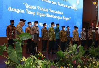 Menteri Basuki saat mengukuhkan Pengurus Unit Pengumpul Zakat Kementerian PUPR