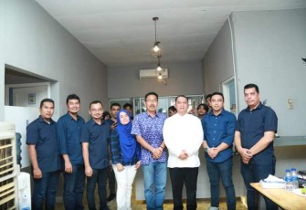 Bupati Labuhanbatu dr. H. Erik Adtrada Ritonga MKM saat hadiri Grand Opening Diksi Caffee