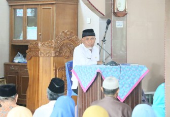 Gubernur Sumbar Mahyeldi saat memberi ceramah agama pada pengajian organisasi Muhammadiyah Cabang Lubuk Begalung di Masjid Al-Anhar Pitameh.