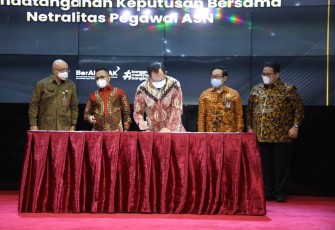 Kemendagri saat Tanda Tangani Keputusan Bersama terkait Netralitas ASN dalam Pemilu