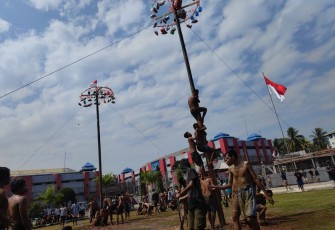 Keseruan Warga Binaan Lapas Cilegon saat Ikuti Lomba Panjat Pinang 