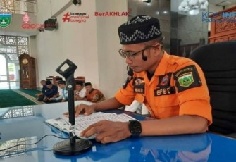 Anggota Pusdalop PB Abrinaldi sedang melantunkan Ayat suci saat pelaksanaan Wirid Korpri di Masjid Islamic Center.