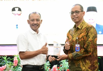 Sekda Provinsi Kepri Adi Prihantara saat foto bersama
