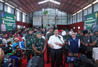 Menko Marves bersama Kasad dan Pangkostrad saat Tinjau Gudang Pengeringan Pipil Jagung di Kampung Neglasari, Desa Ciemas, Kec. Ciemas, Kabupaten Sukabumi, Jawa Barat, Selasa (29/11/2022).