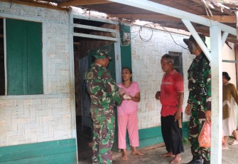 Yonif Raider 100/PS saat Salurkan Sembako ke Warga Dusun Grigit
