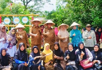 Gubernur Ansar saat Serahkan Bantuan Pertanian di Kabupaten Natuna