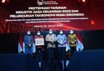 Walikota Tebing Tinggi Terima Penghargaan Penggerak Program Inklusi Keuangan Nasional Dari OJK RI