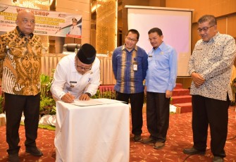 Penandatanganan secara simbolis, komitmen bersama antara Pemkab Agam dengan KemenPAN-RB, tentang Implementasi Reformasi Birokrasi dan SAKIP 2022.