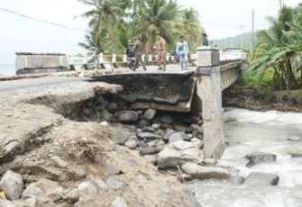 Pemkab Pesibar saat Tinjau Lokasi Terdampak Bencana Alam