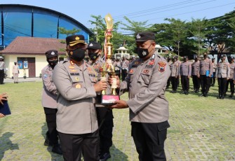 Kapolres Demak saat Terima Piala Juara 2 dari Tim Lomba Hari Kemerdekaan RI Ke 77