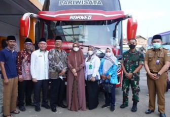 Bupati Agus Istiqlal saat Sambut Kedatangan Jemaah Haji Pesibar 