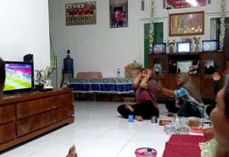 Suasana nonton bareng piala AFF 2022 di rumah orang tua Pratama Arahan di Blora.