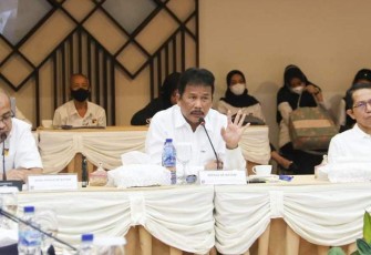 Wali Kota Batam yang juga kepala BP Batam Muhammad Rudi (ditengah) memimpin Rapat Koordinasi Bersama Forkopimda Guna Membahas Persiapan Penanaman Pohon Jati Emas di sepanjang Bandara Hang Nadim sampai dengan Simpang Fly Over Laluan Madani di Balairung Sari, BP Batam, Selasa (21/6/2022) (Photo: Ist)