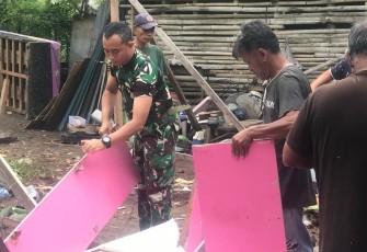 Dandim 1310/Bitung, Letkol Arm Yoki Efriandi,M.Han saat ikut membantu pekerjaan RTLH