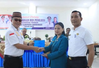 Tim l (satu) Pembinaan dan Penilaian Kecamatan Terbaik Kabupaten Labuhanbatu Tahun 2022, saat mengunjungi Kecamatan Pangkatan, di Aula Kantor Camat. Kamis (28/07/2022).