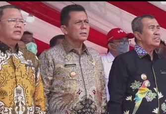 Gubernur Kepulauan Riau H. Ansar Ahmad (tengah) saat menghadiri Pembukaan Road to Hari Anti Korupsi Sedunia (Hakordia) Wilayah I yang digelar Komisi Pemberantasan Korupsi (KPK) RI di Lapangan Astaka dan GOR Indoor, Medan, Sumatera Utara, Selasa (29/11). 