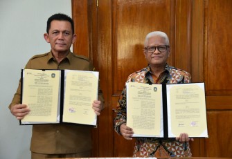 Gubernur Kepulauan Riau H. Ansar Ahmad saat menerima audensi dan silaturahmi jajaran Direksi PT Mutu Agung Lestari di Ruang VIP Bandara Hang Nadim–Batam, Selasa (25/10).