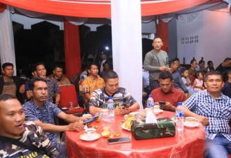 Bupati Labuhanbatu bersama Masyarakat saat Nobar Naga Bonar