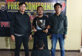 Pelaku (Jongkok) dan petugas menunjukan barang bukti