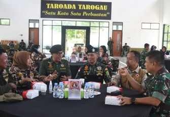 Acara pembinaan dan pemberdayaan keluarga besar TNI yang diikuti oleh FKPPI, PPM dan Hipakad Se-wilayah jajaran Korem 142/Tatag di Aula andi depu korem 142/Tatag Mamuju Sulbar, Selasa (06/12/2022).