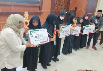Ketua panitia lomba vlog Febrian Candra menyerahkan piala dan uang pembinaan kepada pelajar pemenang lomba.