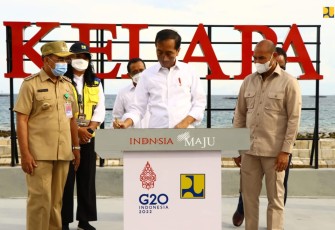 Presiden Joko Widodo (Jokowi) meresmikan penataan Kawasan Kota Kupang di Nusa Tenggara Timur, Kamis (24/3/2022).  