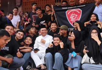 Gubernur Kepulauan Riau H. Ansar Ahmad bersama pemuda 