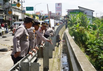 Polres Bogor saat memberi garis polisi disekitar jalan rawan longsor