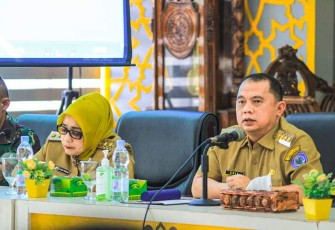 Bupati Labuhanbatu dr. H. Erik Adtrada Ritonga, MKM., saat membuka Sosialisasi Pemilihan Kepala Desa Serentak Kabupaten Labuhanbatu, di Ruang Data dan Karya Kantor Bupati, Senin (8/8/2022/). 