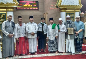 Gubernur Rohidin saat Tarawih Perdana