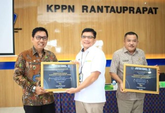 Pemkab Labuhanbatu saat Terima Penghargaan Dari KPPN 