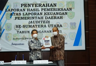 Penyerahan LHP atas LK Pemko Tebing Tinggi Tahun Anggaran 2021 di Kantor BPK Perwakilan Provinsi Sumut, Jln. Imam Bonjol No. 22, Medan, Selasa (05/04/2022).