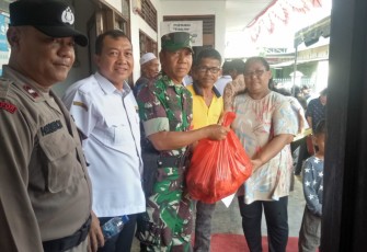 Danramil 1016-07/Tewah saat Dampingi Penyaluran Sembako Untuk Korban Banjir 
