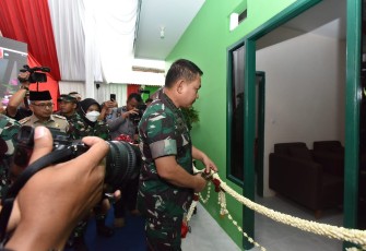 Penyerahan hasil bedah RTLH itu dilaksanakan secara daring di Kodam dan satuan jajaranya, serta diserahkan secara langsung oleh Kasad kepada Muadah (69) salah satu masyarakat penerima manfaat di Kelurahan Pegadungan Kecamatan Kalideres, Jakarta Bara,Selasa, (13/12/2022).