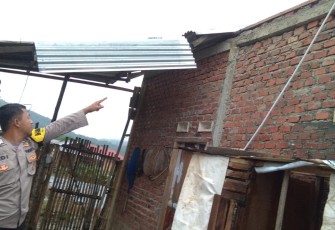 Bhabinkamtibmas Polsek Lebong Utara saat Cek Kerusakan Rumah Warga Korban Puting Beliung