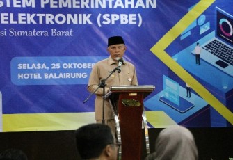 Gubernur Sumatra Barat Mahyeldi saat membuka Rapat Koordinasi SPBE Pemprov Sumbar di Pagaruyung Hall, Hotel Balairung, Jakarta.