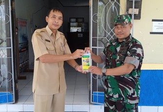Pabung saat Perkenalkan Pupuk Lestari 102 Panju Panjung Kepada Dinas Pertanian Kabupaten Gunung Mas 