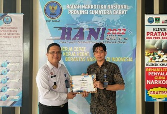 Rupajang saat Terima Penghargaan dari BNNP Sumbar
