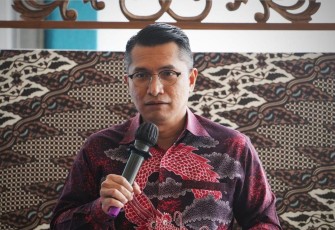 Kepala Biro Hukum dan Kerja sama Kementerian Koperasi dan UKM Henra Saragih, mewakili Sekretaris KemenKopUKM, saat membuka acara Pengumpulan Aspirasi dan Sosialisasi Rancangan Undang-Undang (RUU) Perkoperasian, di Surabaya, Jawa Timur, Jumat (23/9).