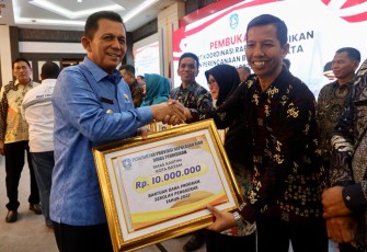 Gubernur H Ansar Ahmad saat menyerahkan bantuan secara simbolis