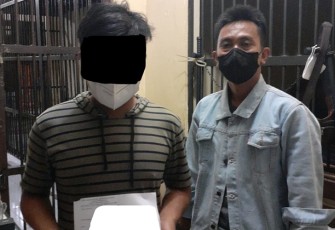Terduga pelaku (kiri) saat diamankan petugas