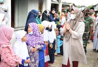Hj Dewi Kumala Sari Ansar saat Silahturahmi dengan Warga Mantang 