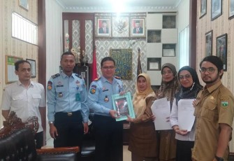 Dinas Perpustakaan Kota Padang Panjang menyerahkan bantuan buku pinjam pakai kepada Rumah Tahanan Negara Kelas IIB Padang Panjang, Kanwil Kemenkumham Sumbar.