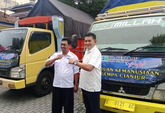 Dirut PUDAM Tirta Lawu Karanganyar, Prihanto, bersama salah satu anggota PD Perpamsi Jawa Tengah saat persiapan pengiriman bantuan kemanusiaan gempa Cianjur, Rabu (30/11/2022).